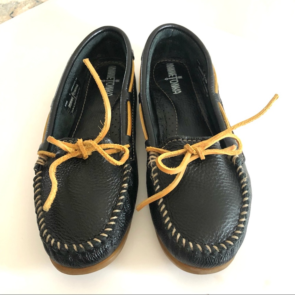 Minnetonka Pebble Leather Moccasins in Black & Natural Size 9 Gently Used.